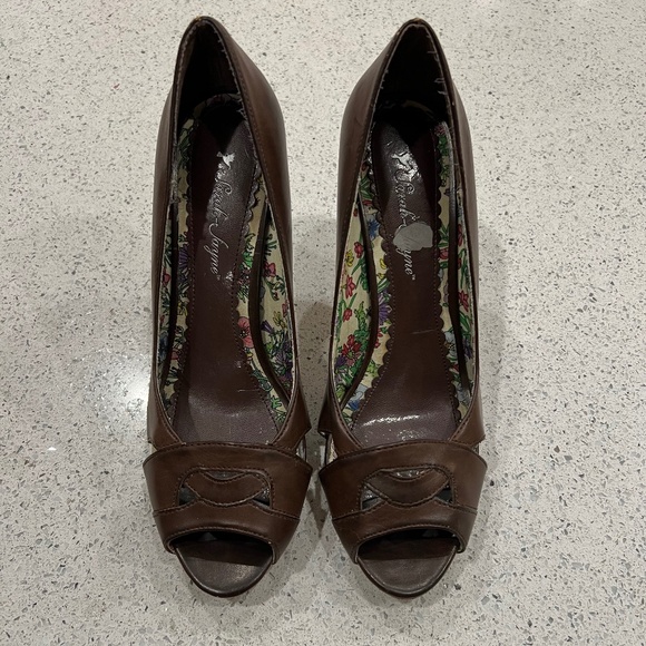 Sarah Jayne Heels - Picture 3 of 7